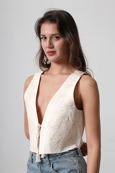 Trendyol Collection Beigefarbene Crop-Weste mit normaler Spitze und V-Ausschnitt vorne und Bindedetail TWOSS25YE00041