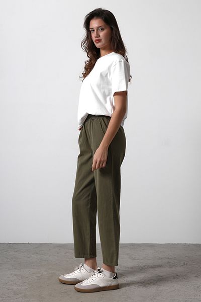 Trendyol Collection Khakifarbene Hose aus Gabardine-Baumwolle mit elastischem Bund TWOSS25PL00036