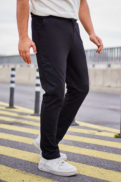 Trendyol Collection Czarne spodnie dresowe z teksturą pikowaną - krój regularny TMNAW25EA00010