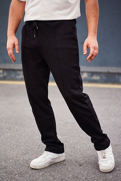 Trendyol Collection Schwarze strukturierte Jogginghose – normaler Schnitt, Nähte im Detail TMNAW25EA00000