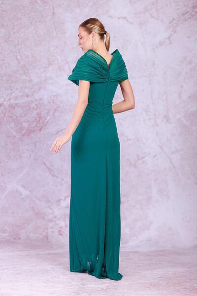 aşkın göksu Zümrüt V Yaka Kalın Askılı Beden Piliseli Pelerin Kollu Önden Yır...