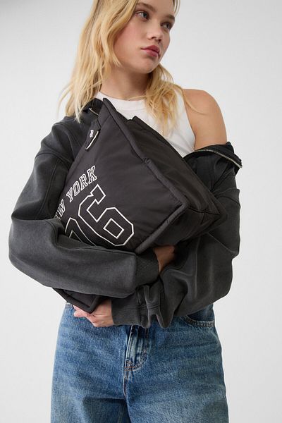 Stradivarius Numara detaylı ve fermuarlı kumaş çanta