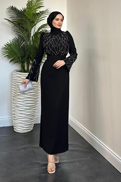 MERVEN AKYÜZ فستان سهرة من الكريب الأسود - بتفاصيل حجر الأناضول