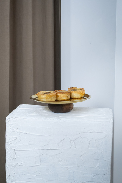 Beige & Stone Ahşap Tabanlı Gold 23 cm Yuvarlak Servis/Sunum Tabak Dekoratif Stand