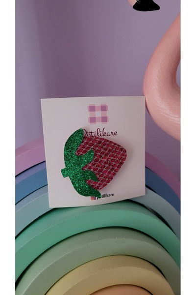 PÖTİLİKARE Fuşya Renk Çilek Temalı Glitter Deri Saçsız Bebek Tokası