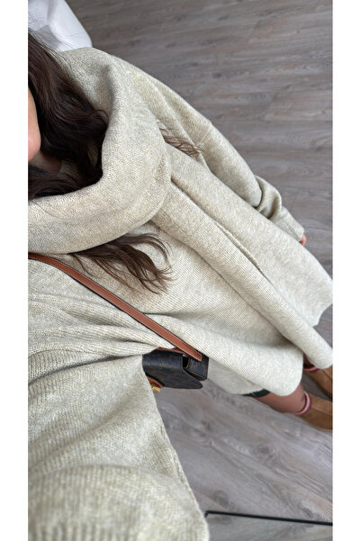 My Blog Beigefarbener Oversize-Pullover mit Rundhalsausschnitt und Schal-25811