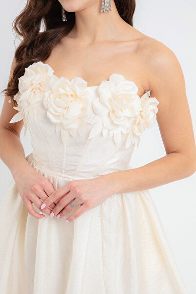 Lafaba Γυναικείο μακρύ βραδινό φόρεμα με ροζ λεπτομέρεια σε κρεμ λαιμόκοψη