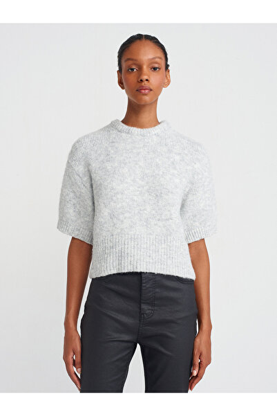 Dilvin 10677 Pulover din tricotaje gri Melange cu decolteu - Textura moale, m...