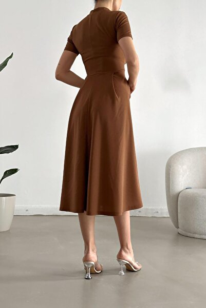 Deafox Hnědé šaty z krepové látky s krátkým rukávem a kapsou