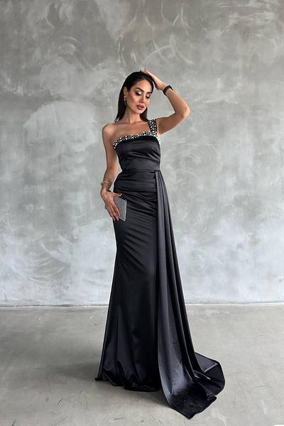 Deafox Schwarzes Abendkleid in Maxilänge aus Satinstoff mit Steindetail