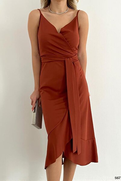 Deafox Sukienka z paskiem i falbaną w ceglastym kolorze. Długość midi