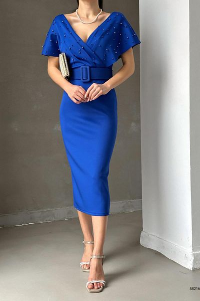 Deafox Saks – Blaues Kleid aus Scuba-Stoff mit Gürtel und Perlenverzierung