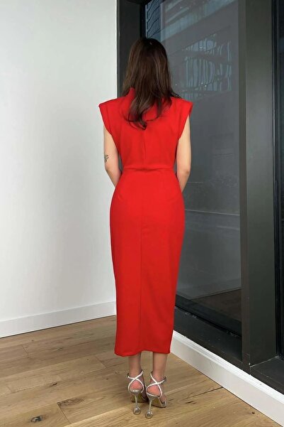 Deafox Kırmızı Broş Detaylı Balıkçı Yaka Drapeli Ve Vatkalı Krep Elbise