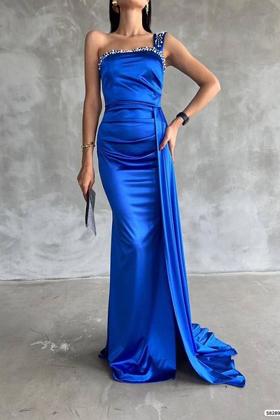 Deafox Saks Blaues Maxi-Abendkleid aus Satinstoff mit Steindetails und Schleppe