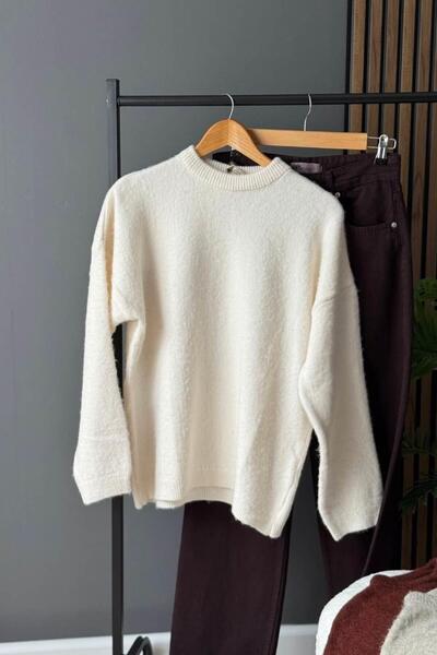 Banu Angay Premium Soft Textured Brand Model Ecru Sweater