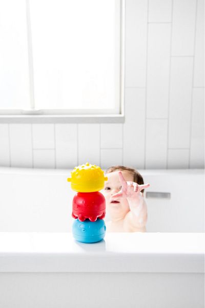 Ubbi UB-10555 Ubbi - Squeeze and Switch Bath Toys  Multi