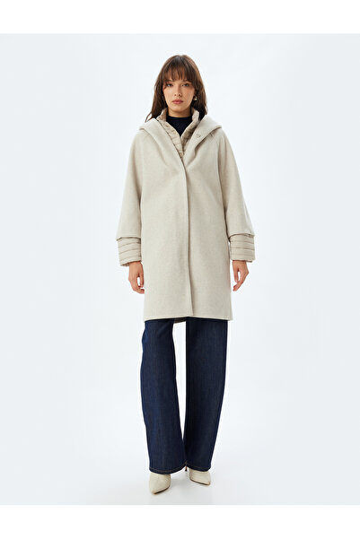 Koton Extra Quilted Cashmere Coat - με κουκούλα, λεπτομέρεια εσωτερικής ενδυμασίας και τσέπες με κουμπιά
