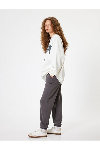 Koton Ανυψωμένο Jogger Sweatpants με κορδόνια στη μέση και τσέπες Standard Άνετη εφαρμογή στη μέση