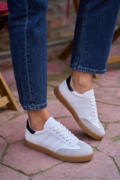 Madamra Weiß-schwarze Damen-Sneaker mit Logo-Detail