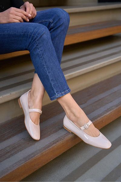 Madamra Damen-Ballerinas aus cremefarbenem Lackleder mit stumpfer Zehenpartie und einem Riemen