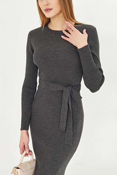 Irmak Kerekli Γυναικείο φόρεμα από πλεκτό ανθρακί με λαιμόκοψη και κοτλέ ζώνες 4080