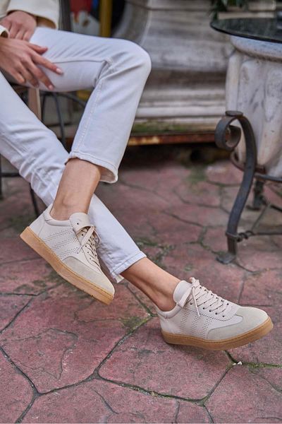 Madamra Beige Sneakers mit Logo-Details für Damen