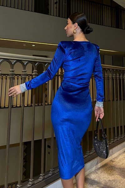 bayansepeti Rochie de seară midi din țesătură flexibilă din catifea albastră Saks, cu umeri și mâneci, cu design de piatră 582313