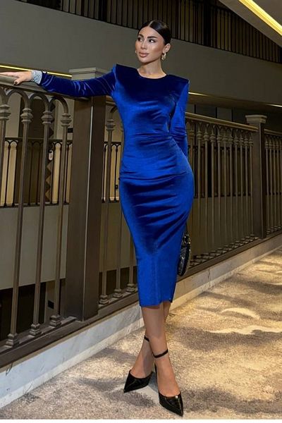 bayansepeti Rochie de seară midi din țesătură flexibilă din catifea albastră Saks, cu umeri și mâneci, cu design de piatră 582313