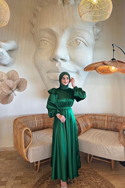 Cindy Saten Uzun Omuz Detaylı Tesettür Mezuniyet Abiye Elbise Zümrüt Yeşili