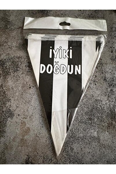 Party partycom siyah beyaz çizgili ''İyi ki Doğdun'' yazılı üçgen flama