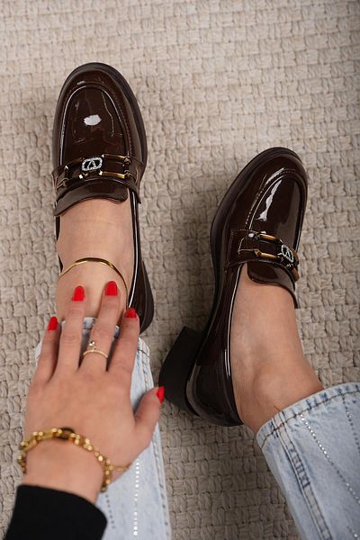 Stilbagshoes Pantofi de dama din piele lacuita - detaliu din piatra importata si catarama, culoare maro
