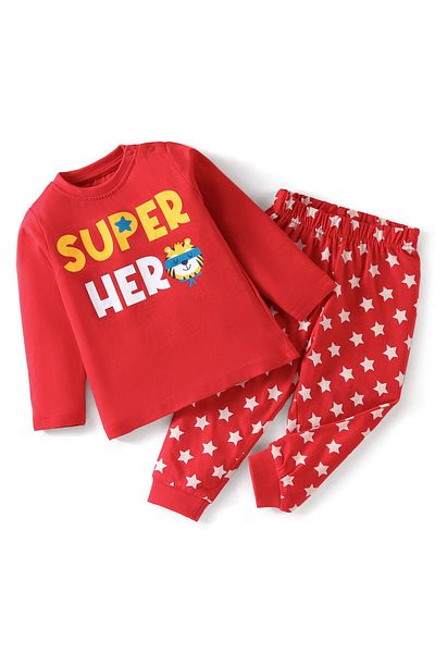 Babyhug بدلة نوم من القطن المحبوك بأكمام طويلة ومطبوعة بنجوم ونصوص من Babyhug - أحمر