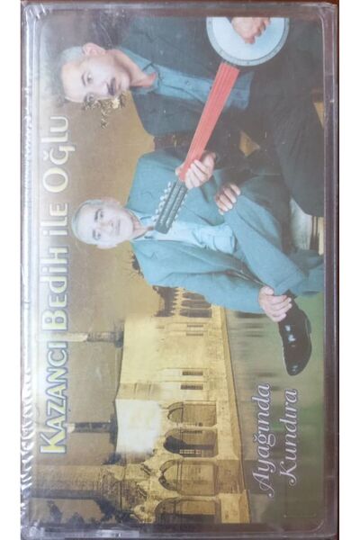 Plak İstasyonu كاسيت في جيلاتين غير مفتوح الحذاء في القدم الابن مع جيني بديه