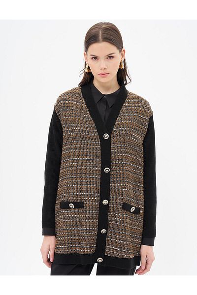 Kayra Ζακέτα Camel Knitwear - Λεπτομέρεια με χρυσό κουμπί