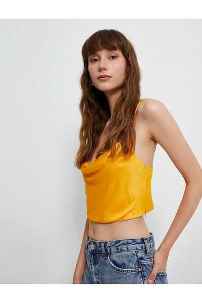 Koton Kurze Satinbluse mit dünnen Trägern und Rüschenkragen