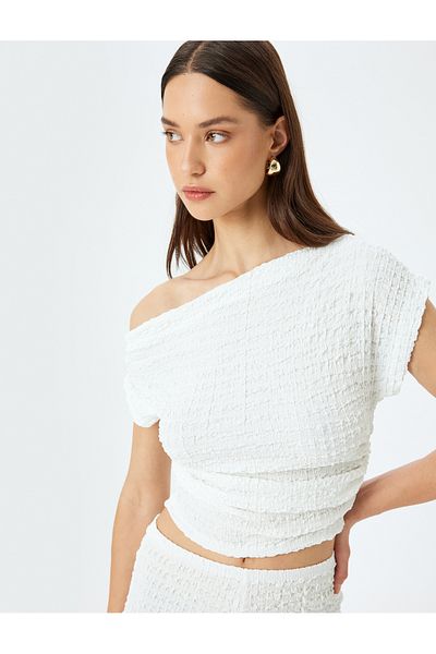 Koton Ärmelloses, strukturiertes Crop-Top mit asymmetrischem Ausschnitt aus Bürümcük-Stoff