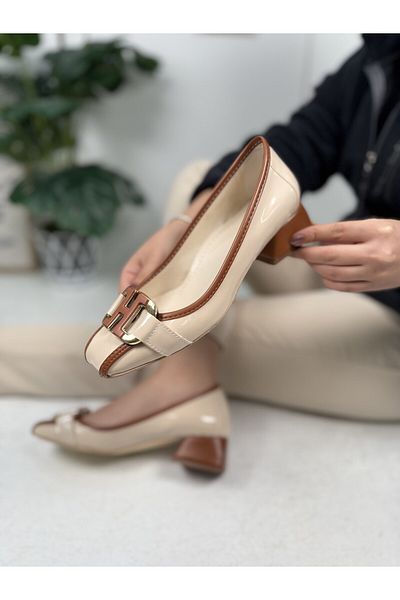 İmerShoes Дамски мокасини от бежово-кафява лачена кожа - с катарама и шевове, с тъп връх 6002