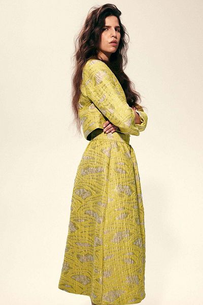 H&M تنورة مطرزة بمقاسات كبيرة