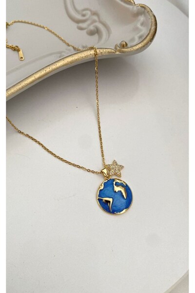 Sacha Accessories قلادة من الفولاذ الذهبي مع أشكال الأرض والنجمة