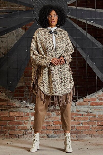 luvise Taş Çiçek Desenli Kilim Püskül Detaylı Kapüşonlu Panço