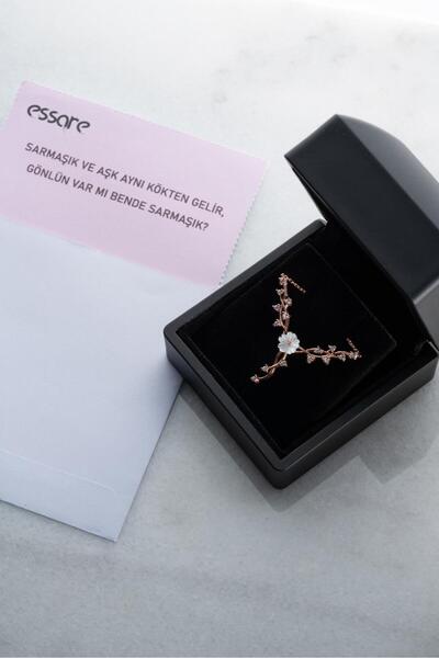 ESSARE 925 Ayar Gümüş Işıklı Kutuda Manolya Çiçeği Sarmaşık Model Kolye
