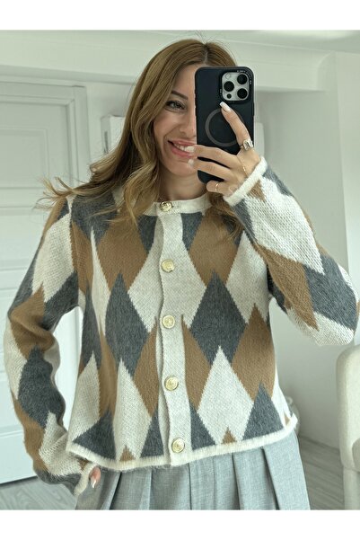 KÜBRA SÖYLEMEZ BOUTİQUE Beige Diamond Pattern Gold Buttoned Cardigan