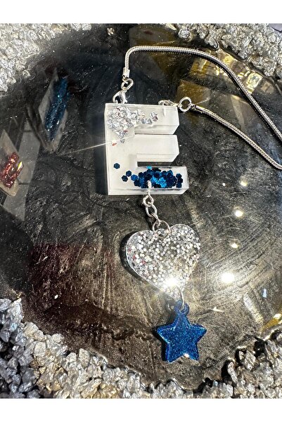 schkırt حرف E باللون الأبيض على خلفية فضية باللون الأزرق الداكن ومزينة بالترت...