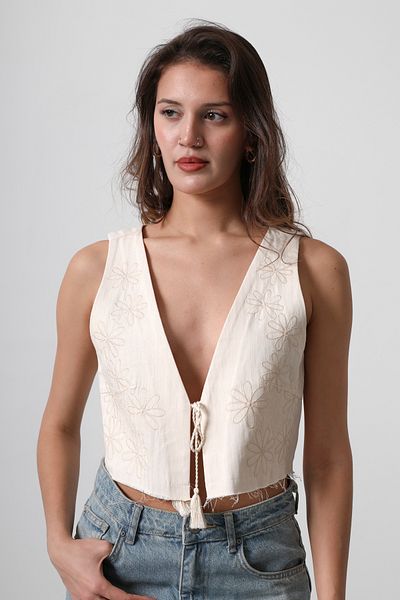 Trendyol Collection Beigefarbene Crop-Weste mit normaler Spitze und V-Ausschnitt vorne und Bindedetail TWOSS25YE00041