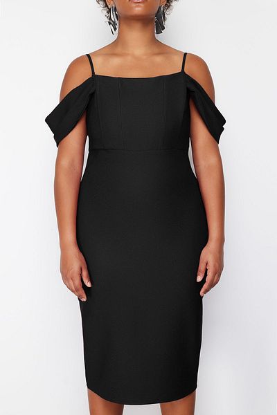 Trendyol Curve Schwarzes, gerades, figurbetontes, gewebtes Midi-Kleid in Übergröße TBBSS24AH00000