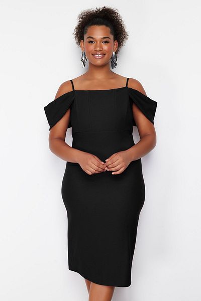 Trendyol Curve Schwarzes, gerades, figurbetontes, gewebtes Midi-Kleid in Übergröße TBBSS24AH00000