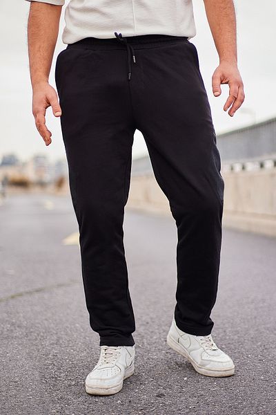 Trendyol Collection Czarne spodnie dresowe z teksturą pikowaną - krój regularny TMNAW25EA00010