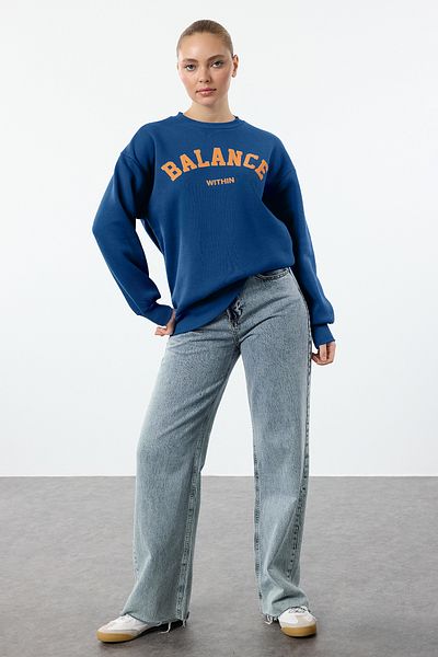 Trendyol Collection Oversize Saks Slogan tištěná pletená mikina - Twoaw25sw00033