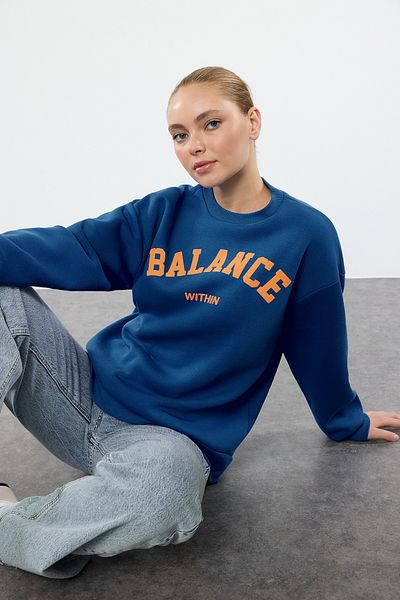 Trendyol Collection Oversize Saks Slogan tištěná pletená mikina - Twoaw25sw00033