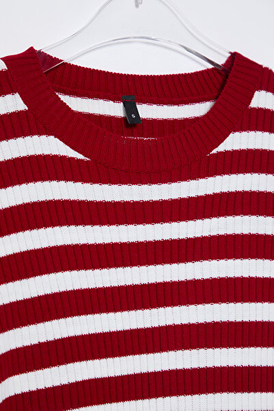 Trendyol Collection Roter Basic-Pullover mit Streifen TWOSS20KZ0075
